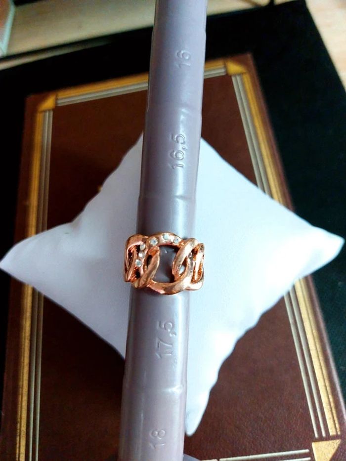 Magnifique bague moderne fantaisie couleur or rose avec pierres blanches - photo numéro 4