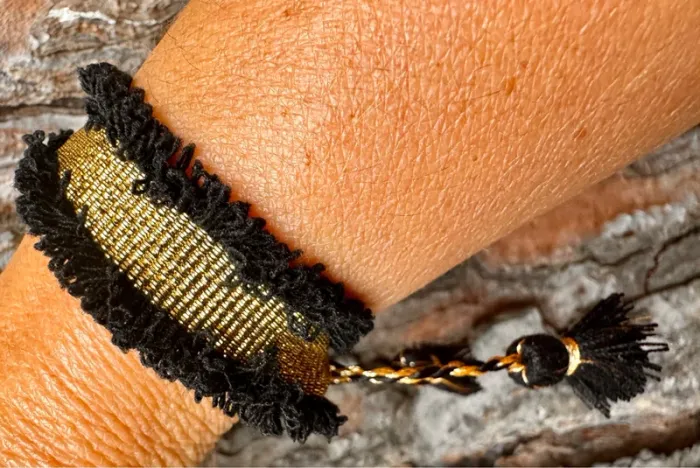 Bracelet manchette fils tissés lins réglable pompons médaille acier de la marque habaha Paris - photo numéro 7