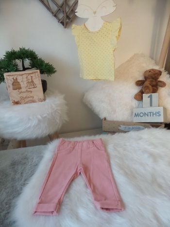 Jolie ensemble t shirt manche courte jaune petit point pantalon slim rose Kiabi bébé fille 1 mois 52