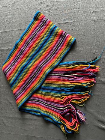 Écharpe longue à franges multicolores 