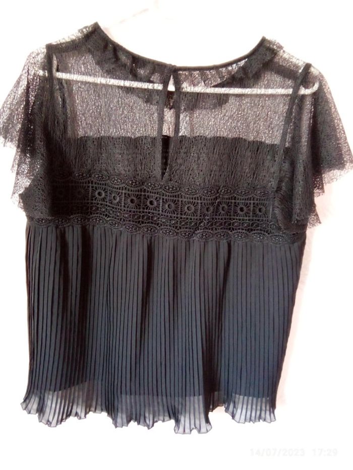 Blouse noir uni avec broderie 4€ - photo numéro 2