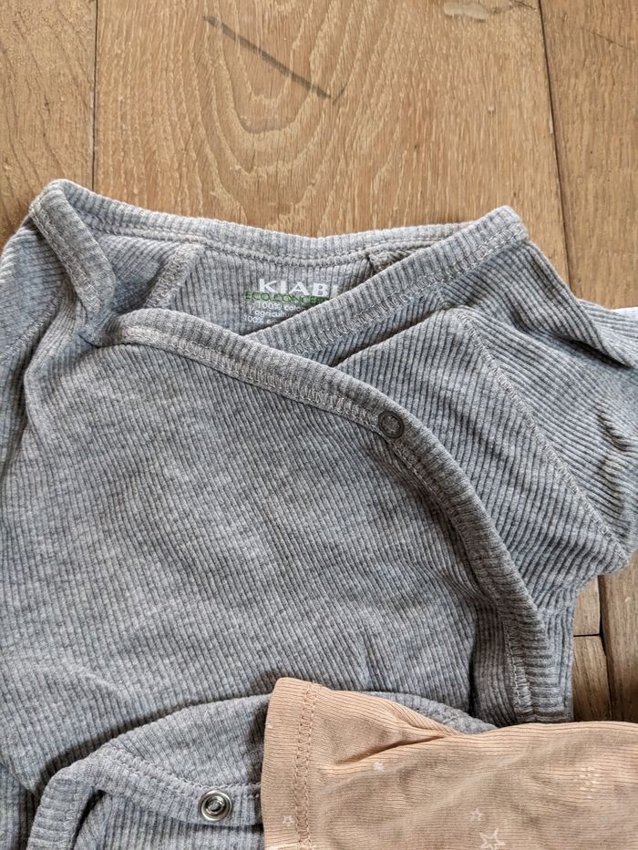 Lot de bodies taille 1 mois - photo numéro 2