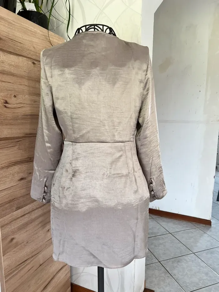 Robe portefeuille en satin - photo numéro 2