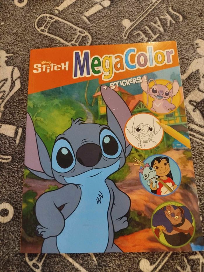Méga livre de coloriage Disney Stitch
