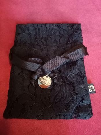 Pochette en dentelle pour parfum neuf