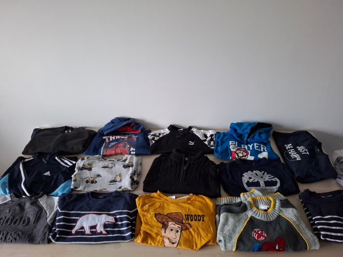Lot 8 ans garçon 75 pièces, pull, jeans, manteau, tee shirt, cyrillus, hilfiger, benetton, levis - photo numéro 4