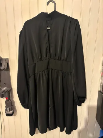 Robe noire décolleté