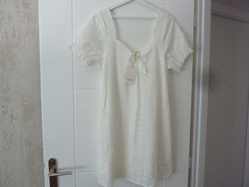 Robe écrue doublée avec broderie anglaise