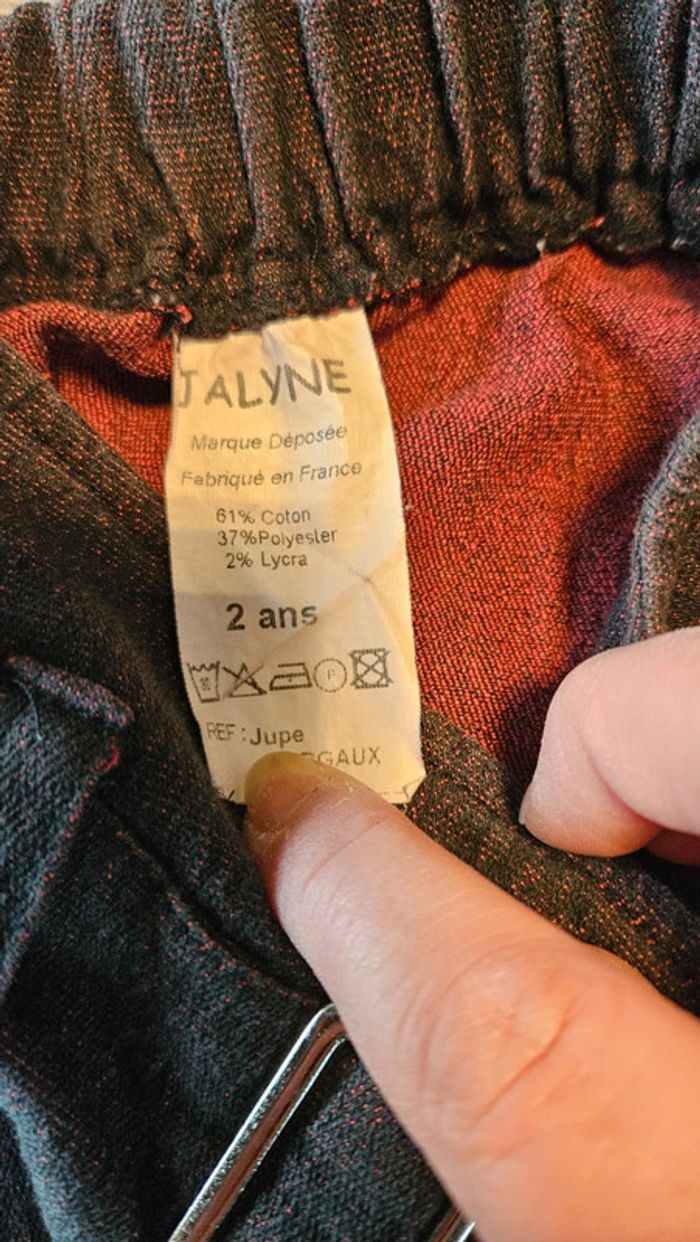 Jupe courte noire à reflet bordeau, Jalyne, 2 ans, peu mise - photo numéro 4