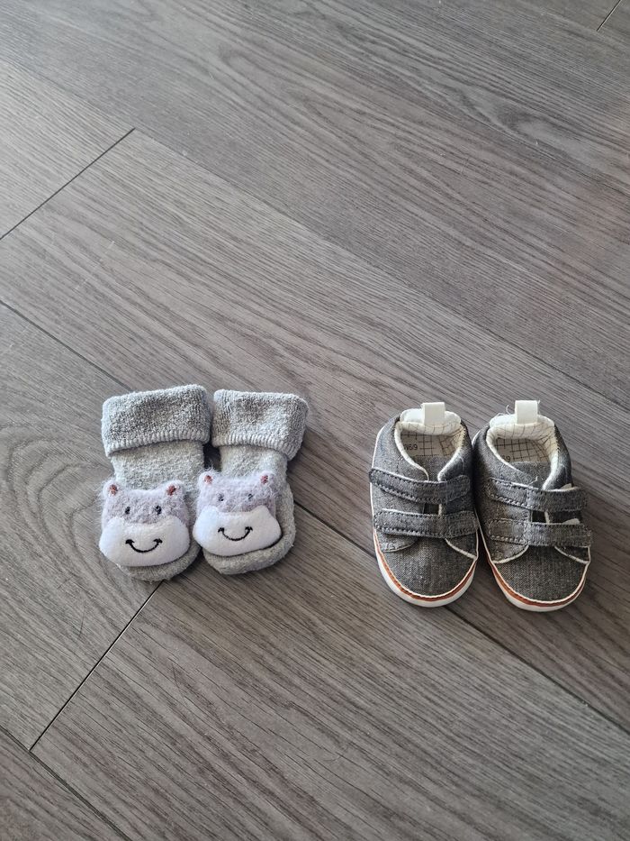 Lot de une paire chaussures bébé et chaussettes antidérapantes