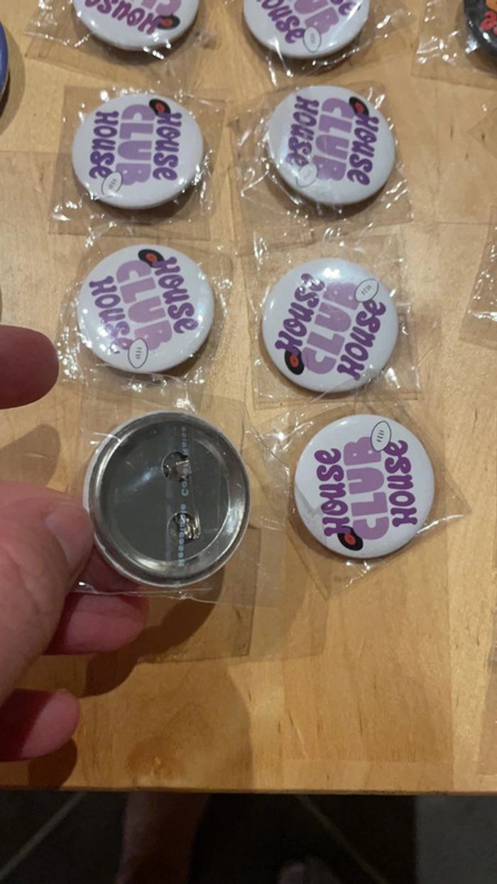 Gros lot de badges - photo numéro 5