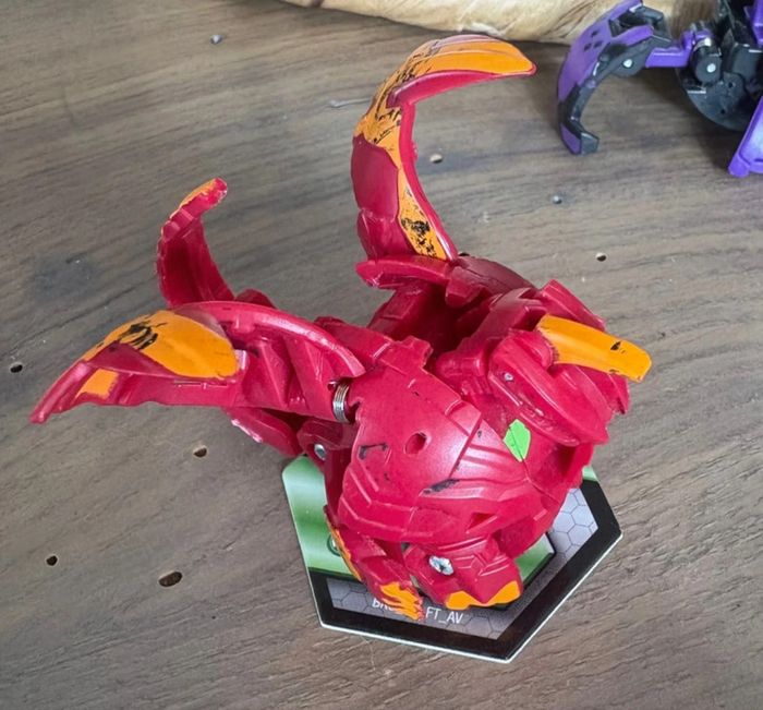 Lot 8 Bakugans avec cartes jeux + jetons - photo numéro 11
