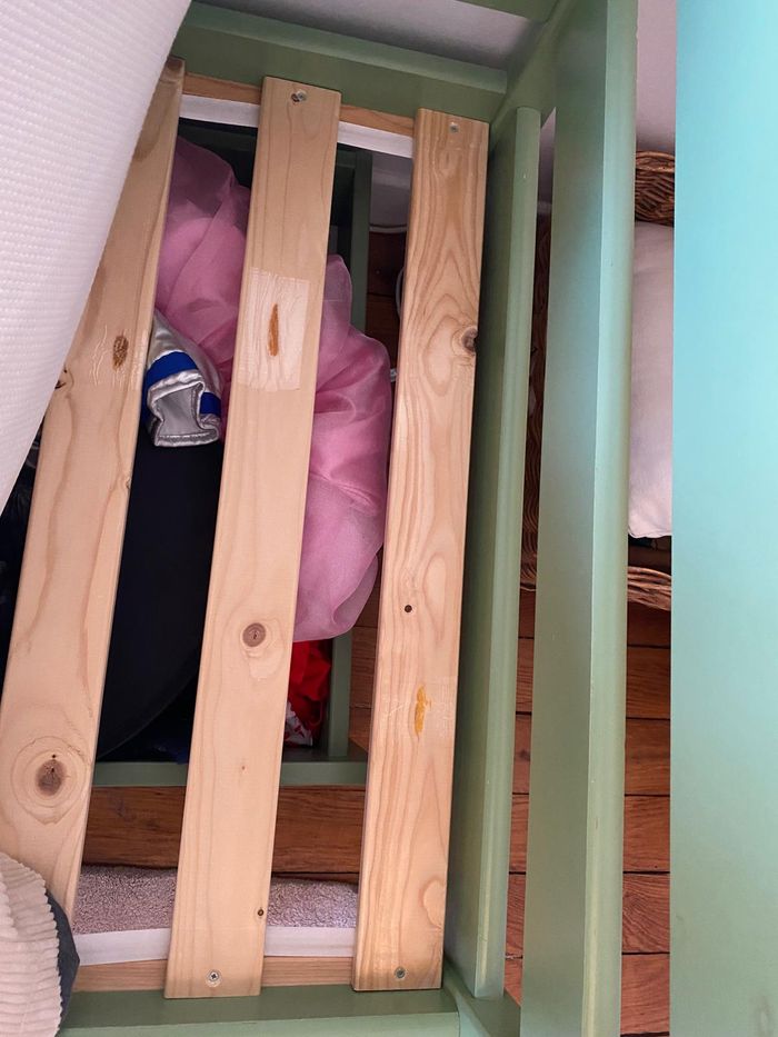 Lit enfant Hoppekids 70×160 – bois massif – matelas premium – état impeccable - photo numéro 7