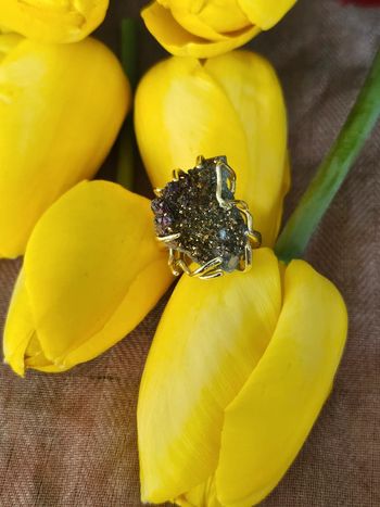 Bague avec ses 4 griffes en pierre géode de quartz