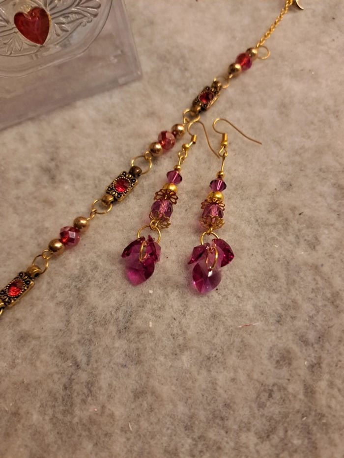 Bracelet rouge et doré avec boucles d'oreilles cœurs en verre rose - photo numéro 4