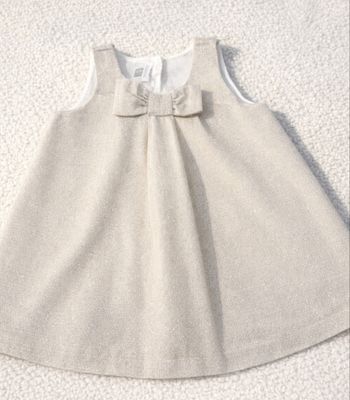 Robe brillante beige avec nœud – élégante –