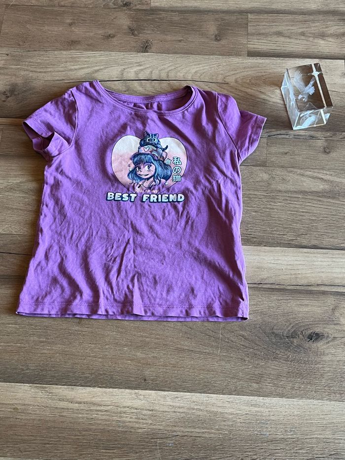 Je vend un tee shirt fille enfant taille 4 ans 98-106cm très bon état