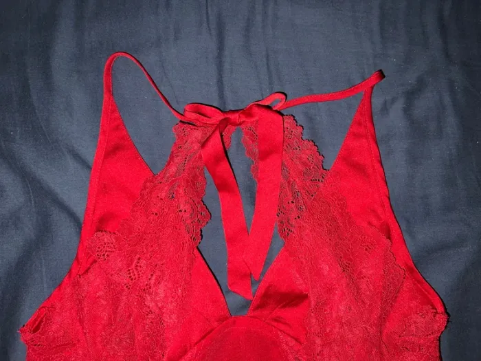 Nuisette rouge avec détails en dentelle - photo numéro 4