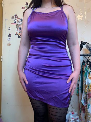 Robe moulante satinée violette