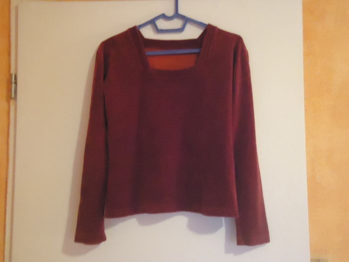 Petit haut en velours rouge foncé T 38 soir chic.