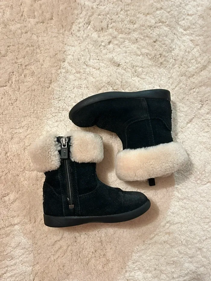 Bottines noires fourrees UGG fille 23,5 Tbe - photo numéro 3