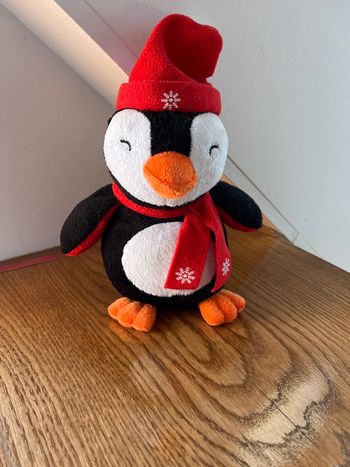 Peluche  pingouin de couleur noire , blanche rouge et orange .