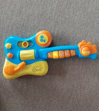 Guitare rock bébé