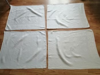 lot de 4 torchons blancs avec broderies