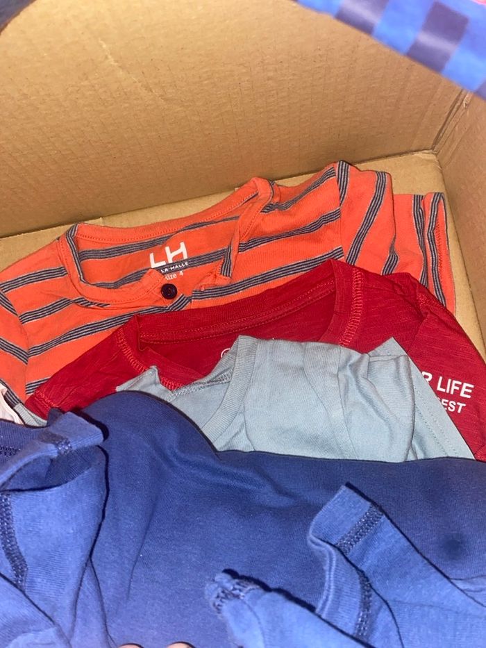 Carton de 11 t-shirt/polos pour garçons en taille 4 ans - photo numéro 4