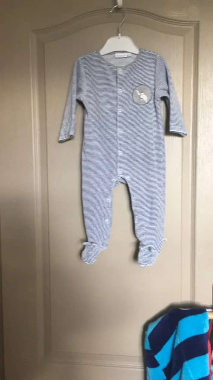 Pyjama grenouillère velours noukies 9 mois