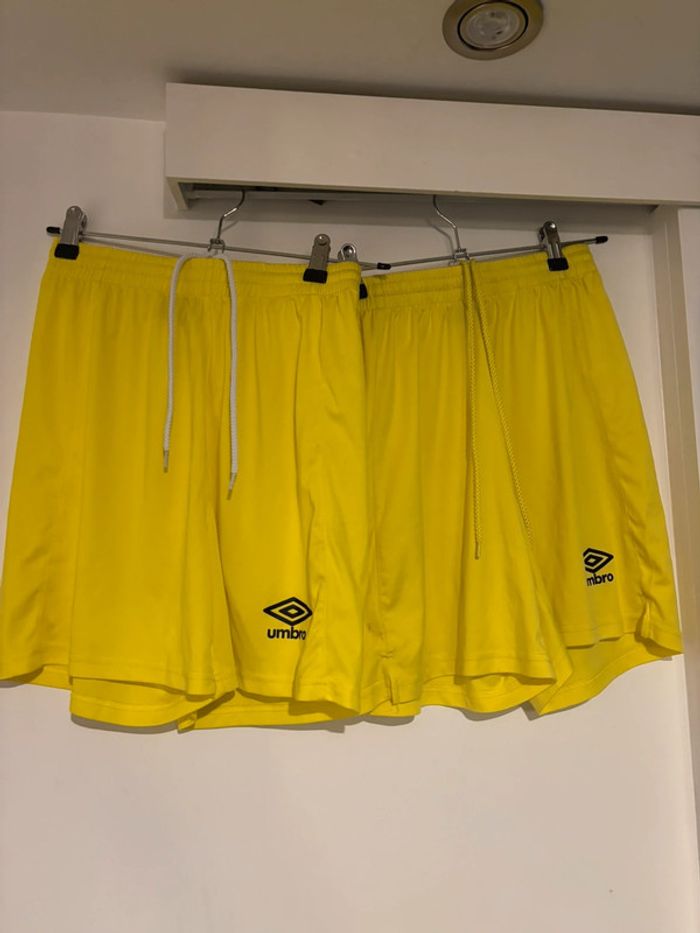 Lot 2 short de foot Umbro taille S - 36 bon état - photo numéro 2