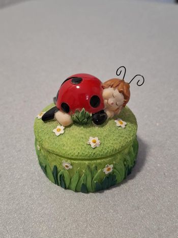 Jolie petite boîte à bijoux (ou dents de lait) coccinelle en résine excellent état