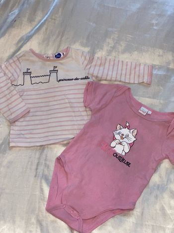 Un T-shirt à manches longues et un body