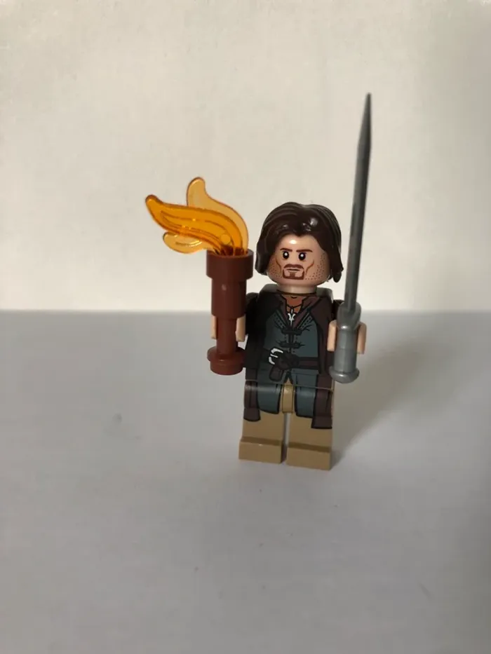 Figurine type lego Aragon grand pas le rôdeur. le seigneur des anneaux