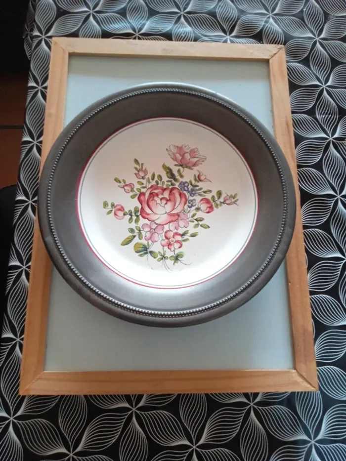Assiette décorative faïence contour étain décor Strasbourg fait main