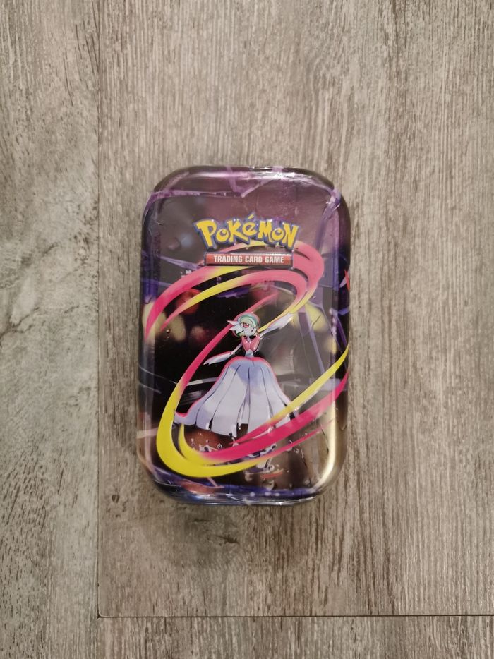 Mini-boîte Méga-Héroïsme – Méga-Gardevoir (Un Autocollant, Une Carte Artistique et Deux boosters) du JCC Pokémon Neuf Non Déballé