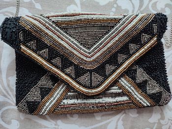 Pochette noire à ornements dorés et argentés