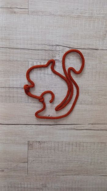 Décoration murale écureuil roux fil tricotin 🐿