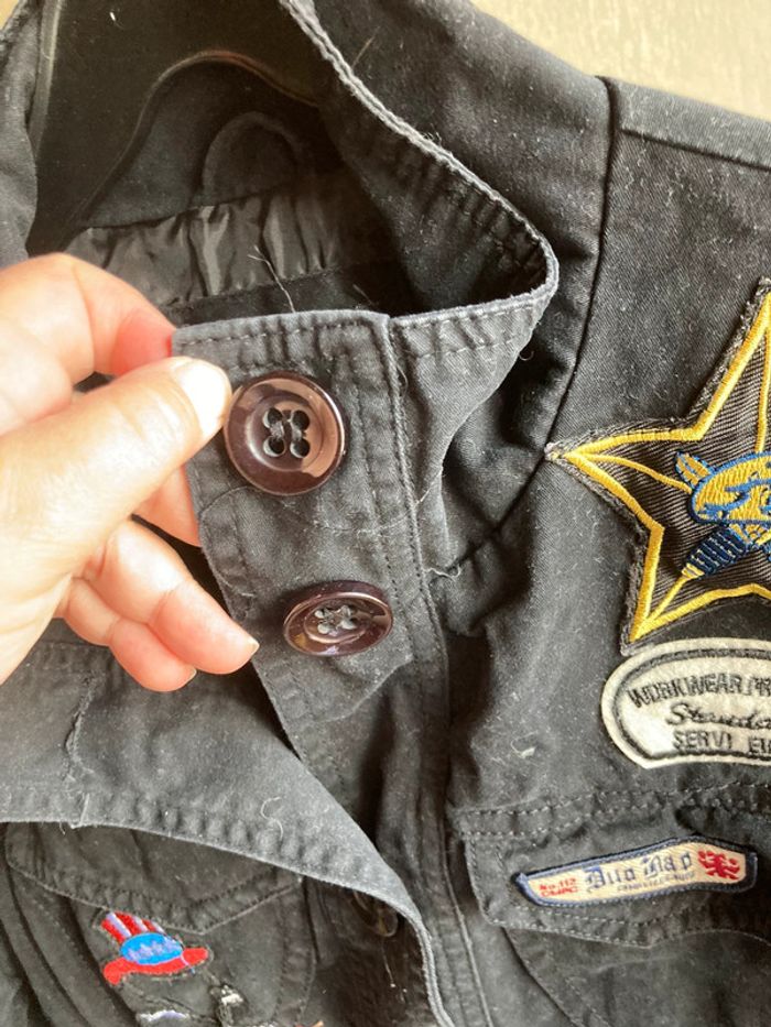 Superbe veste mi longue jamais portée, noire avec stickers taille S - photo numéro 8