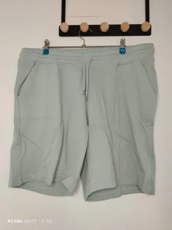 Jolie short vert pastel taille XL