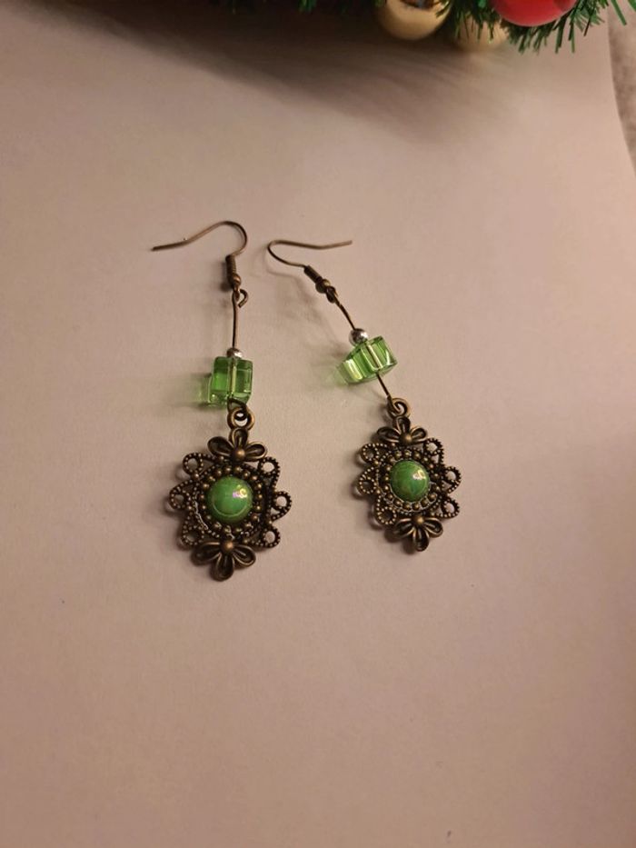 Boucles d'oreilles pendante bronze et verte - photo numéro 6