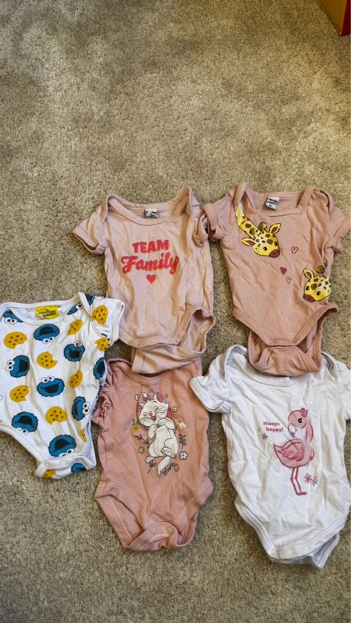 Lot de 5 bodies manches courtes – 1 mois