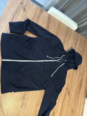 Pull à capuche avec zippe