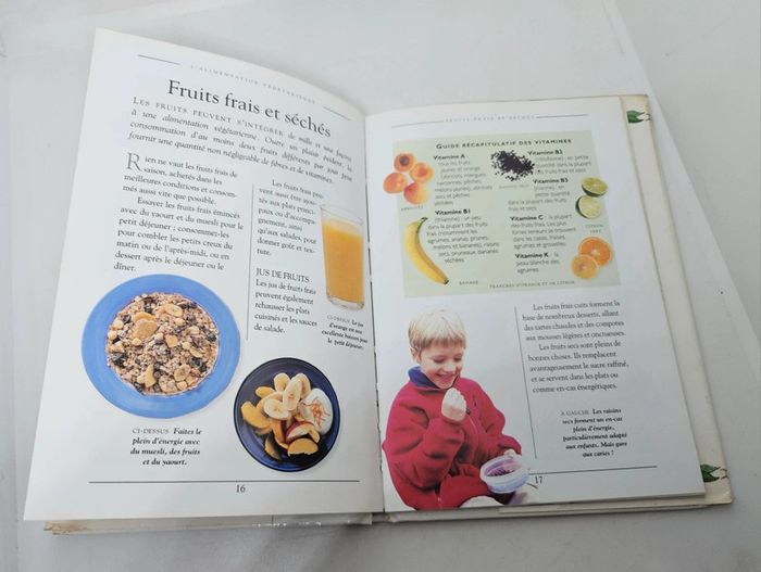 "Petit guide du bien-être. L'alimentation végétarienne".
60 pages.
ISBN : 3.8290.3666.3 - photo numéro 5