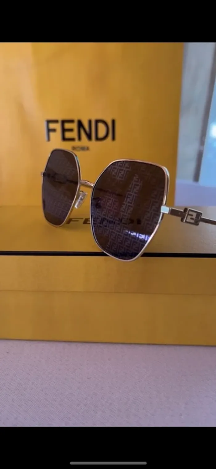 Lunette de soleil femme Fendi Baguette