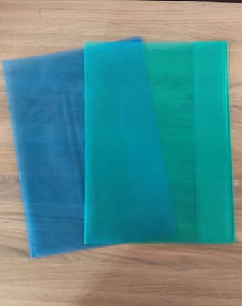 2 protèges cahier format a4 21x29,7 neuves jamais utilisées translucides colorés