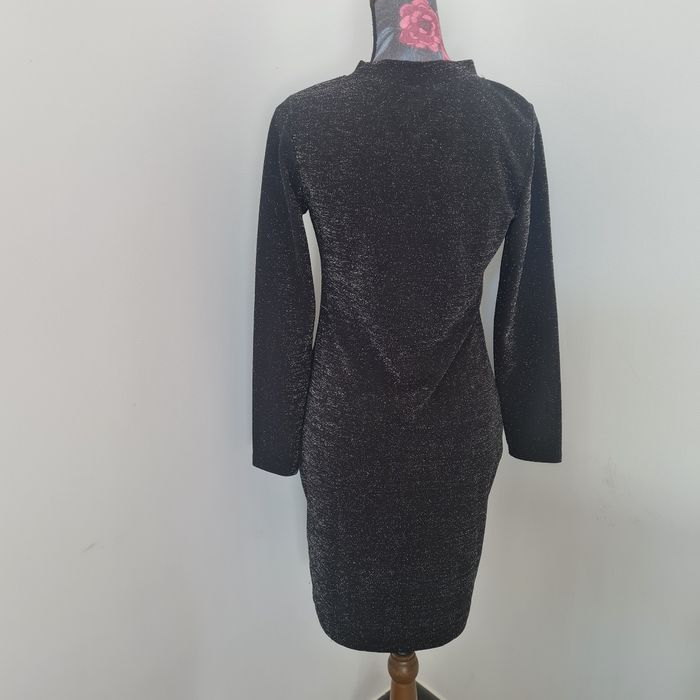 Belle robe noire pailletée