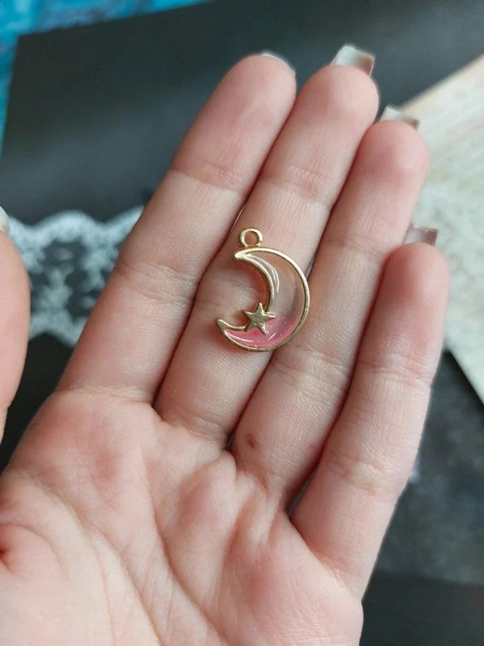 magnifique pendentif croissant de lune couleur rose - photo numéro 2