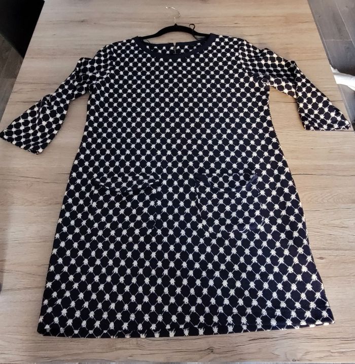 Robe bleu marine et blanche

Taille 42
Neuve sans étiquette 🏷