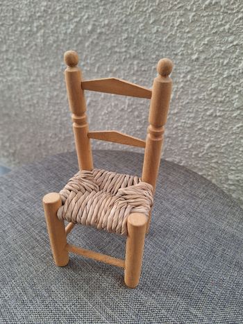 Chaise en bois pour poupée